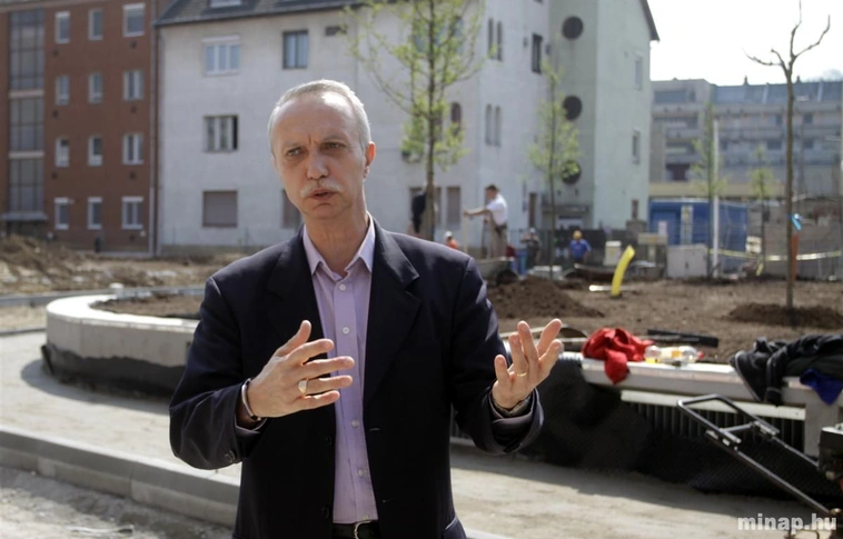 Zöld felület a Patak utcai mélygarázs fölött