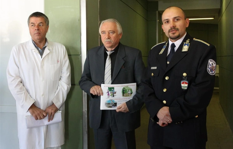 Figyelmeztető matrica a megyei kórházban