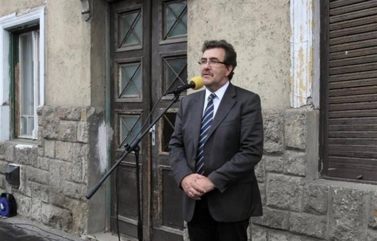 Koszorúzás Pressburger Imre emléktáblájánál