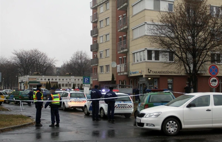 Rablás és bombariadó a Vörösmartyn