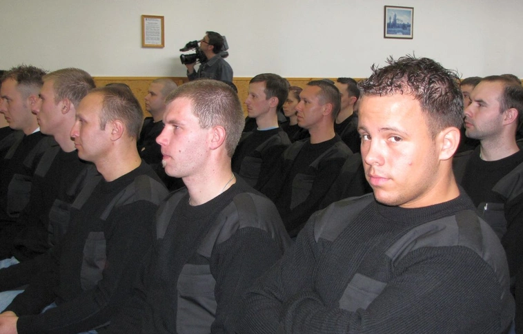 Fegyveres őrök a rendőrségnél