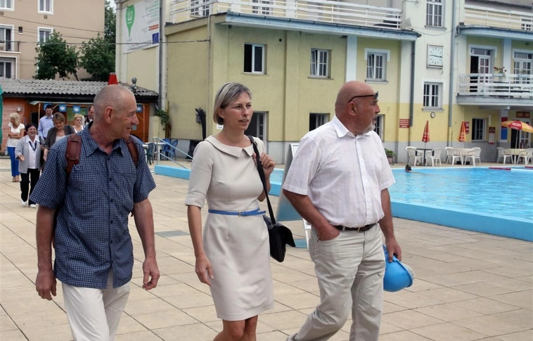 Épülnek a csúszdák, csempézik a medencéket a Selyemréten