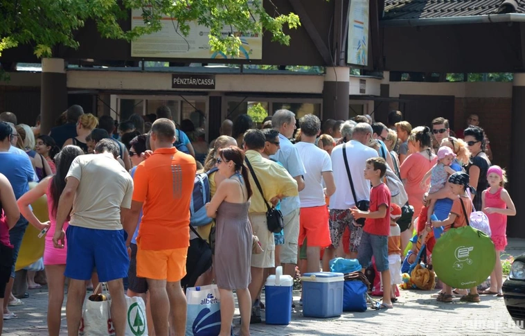 Kánikula teltházzal a Selyemréti strandon