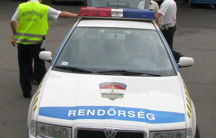 Büntetnek a rendőrök