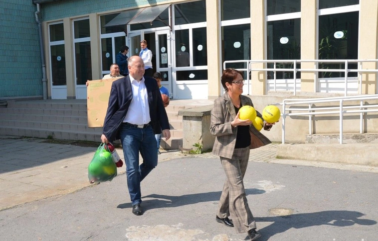 Új sporteszközök az 50 éves Könyves Kálmán Általános Iskolának