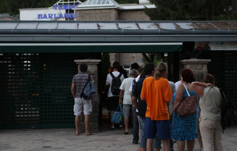 Strandok Éjszakája a Barlangban és a Selyemréten