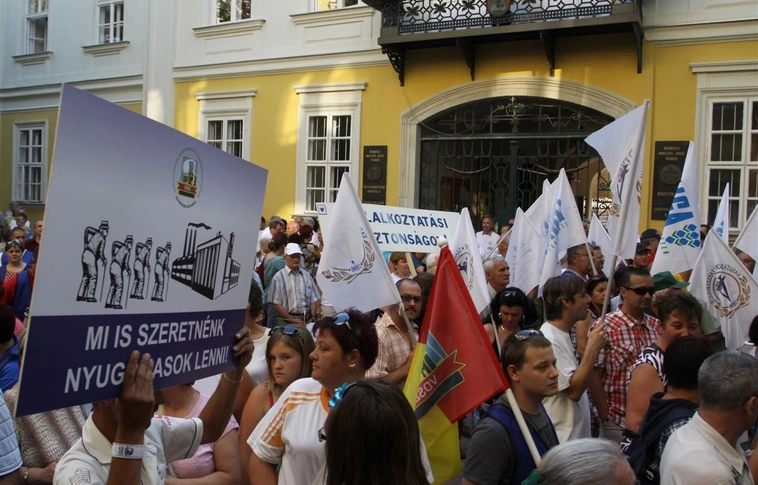 Szakszervezetek demonstrációja Miskolcon