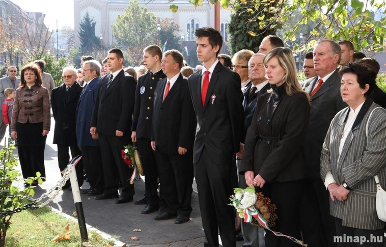 Koszorúzás a Széchenyi emléktáblánál