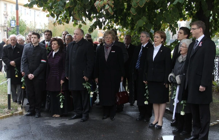 A Földes Ferenc Gimnázium falán elhelyezkedő Széchenyi-emléktáblánál tartottak néma megemlékezést