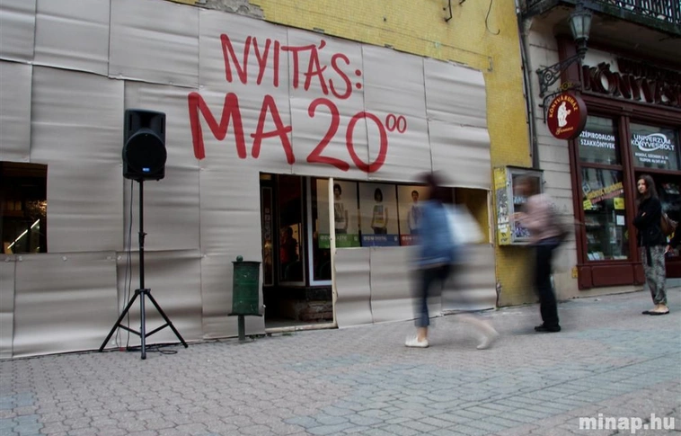 Arculatát keresi a színház, kiállítás a régi papírboltban