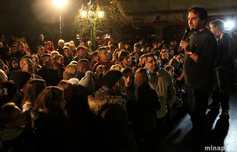 Elemlámpa party - északa a színházban