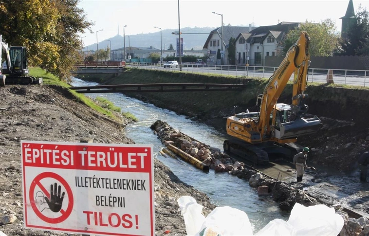 A Szinva partfalának megerősítése a Kiss Ernő utcánál
