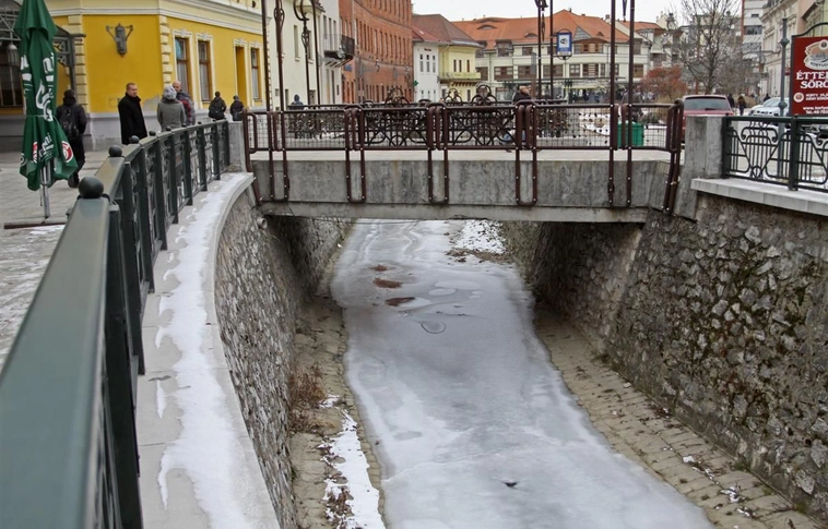 Befagyott a Szinva a belvárosban