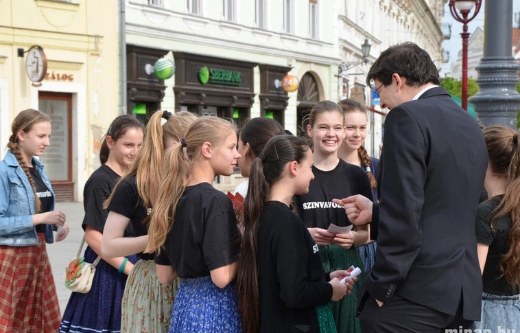 Kampányol a Szinvavölgyi táncegyüttes