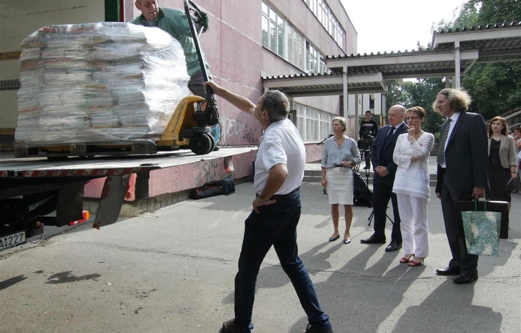 Megérkezett Miskolcra az első tankönyvszállítmány