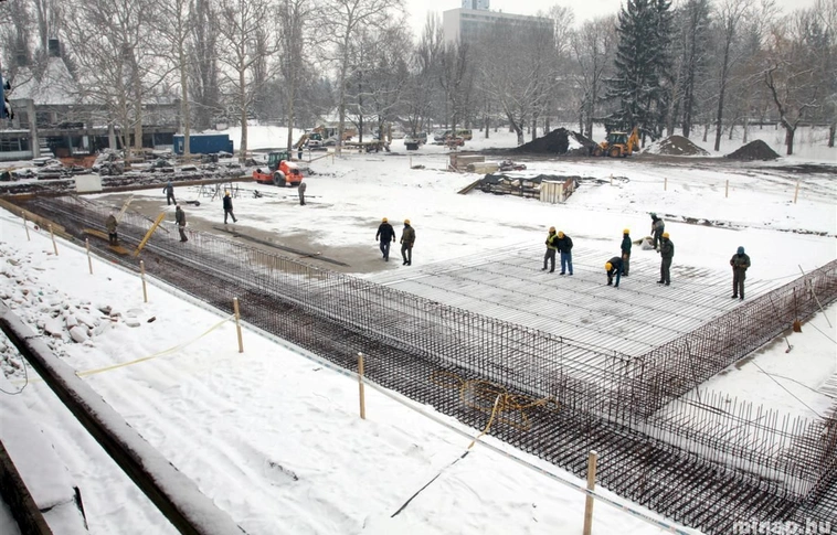 A hideg sem akadály - most is dolgoznak Tapolcán