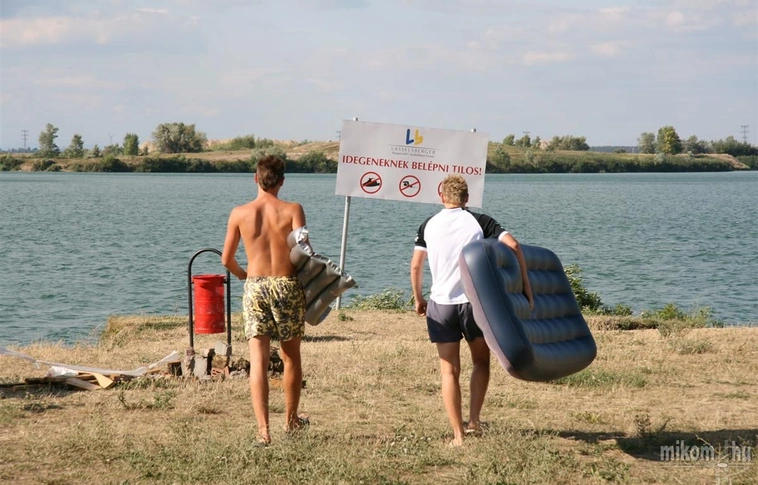 Fürdőzők a bányatavaknál