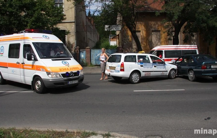 Taxival ütközött az Opel