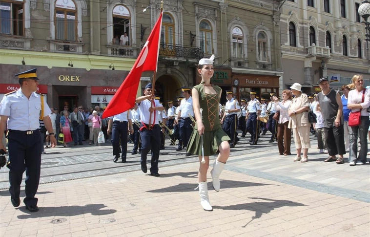 Török légierő zenekar muzsikált Miskolc utcáin
