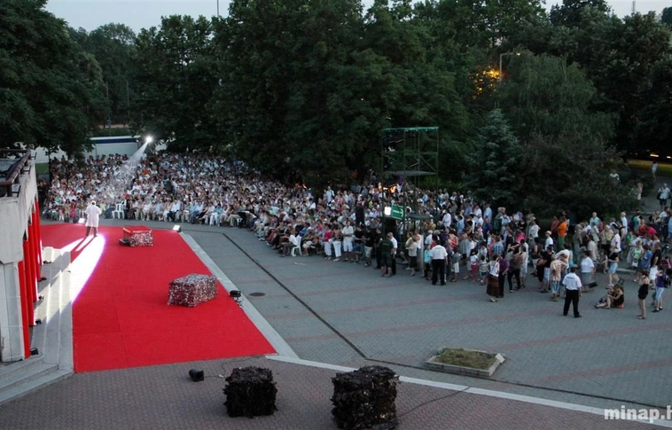 Traviata a Technika Háza előtt