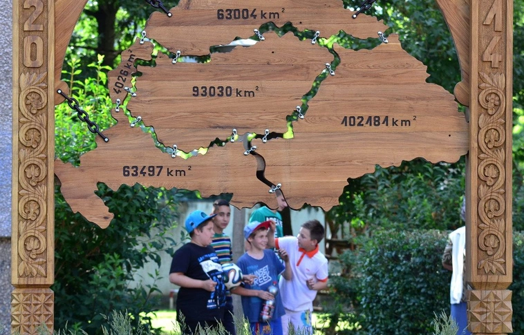 Trianon-emlékmű avatása a Győri kapuban