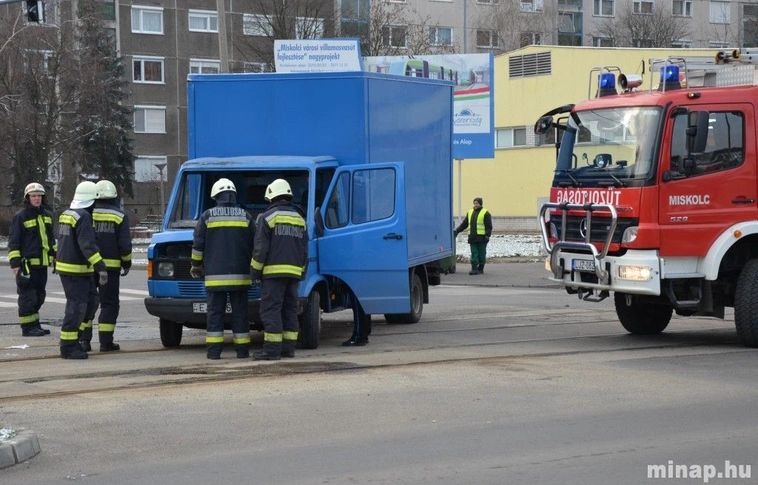 Villamos és kisteherautó ütközött