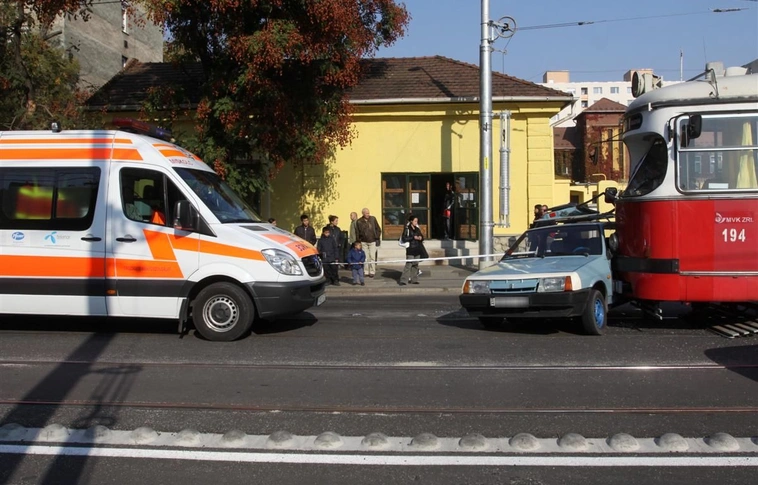 Tűzoltók vágták ki a sérültet a Győri kapuban