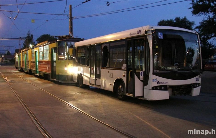 Autóbusz ütközött villamossal az MVK telephelye előtt