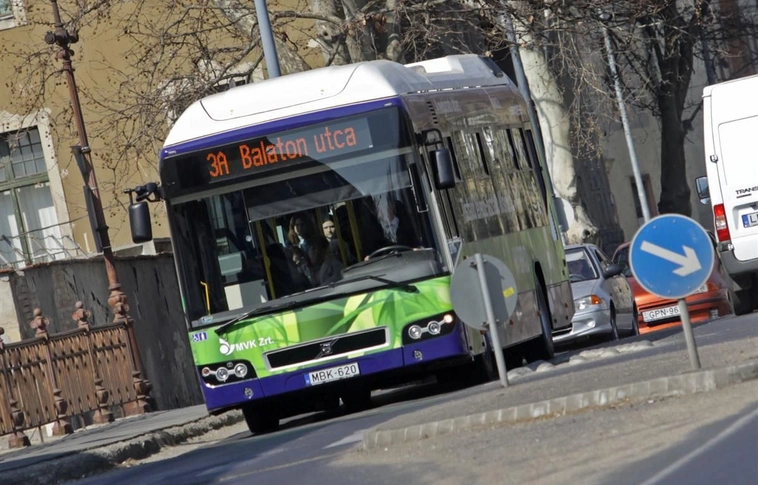 Munkába állt a hibrid busz