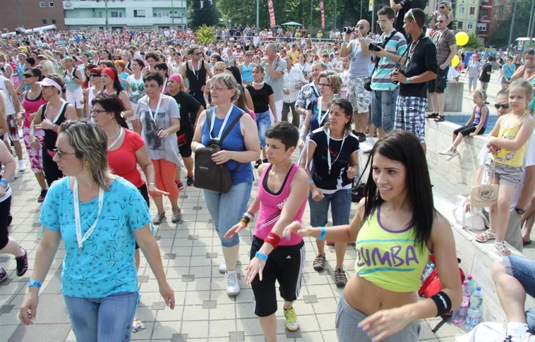 Zumba rekordkísérlet a sportcsarnok előtti téren
