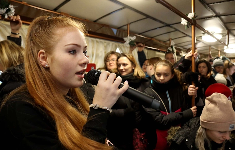 Dallal fogadták az adventi villamos utasait
