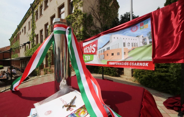 "Közös-tér" sport és kultúrális csarnok alapköletétele az Avason I.