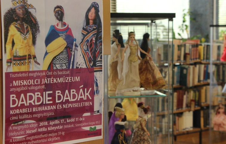 Barbie babák korabeli ruhákban és népviseletben 