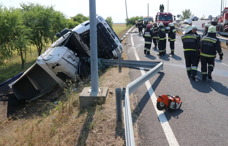 Felborult a repce szállító kamion