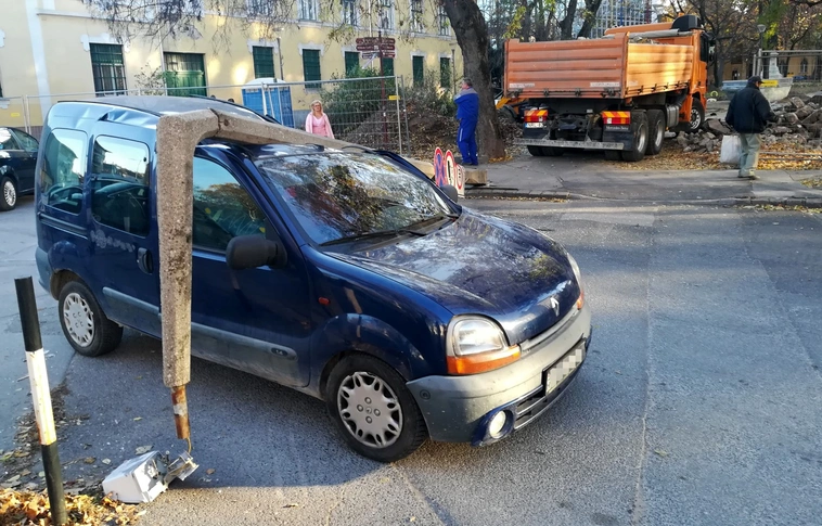 Kidöntött villanyoszlop dőlt Renault-ra