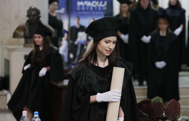 Diplomaátadó az egyetemen