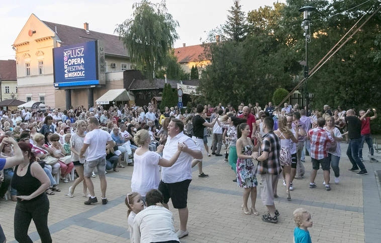 Fesztiválzáró salsa utcabál a Barrio Latinoval
