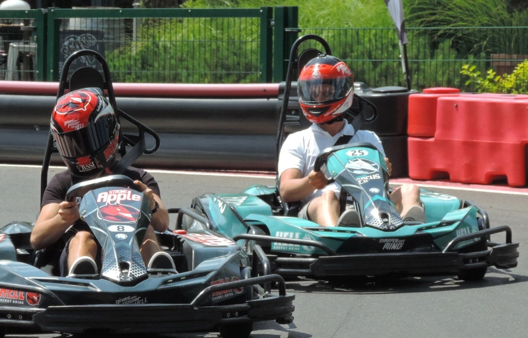 Tassi Attila és Josh Files gokart-párbajára