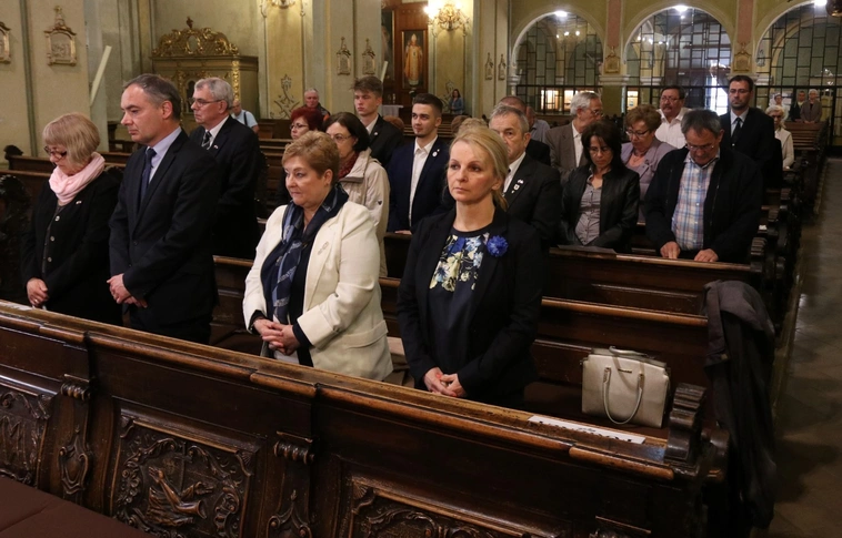 Mise és koszorúzás a katyini áldozatokért