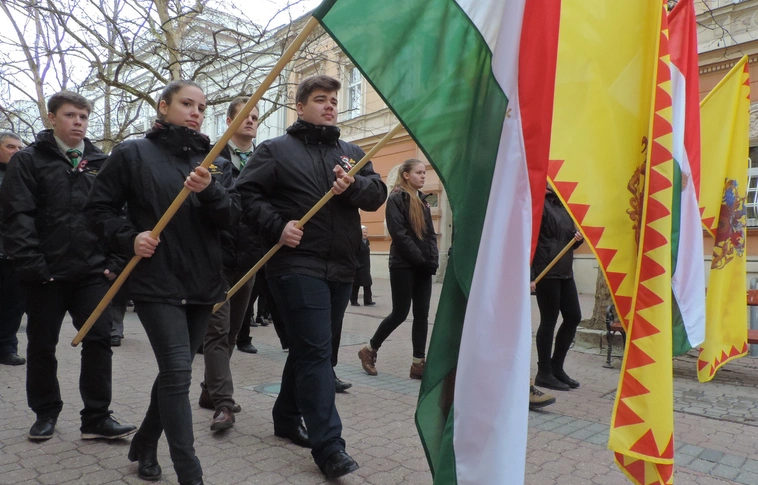 Koszorúzások a belvárosi emlékműveknél