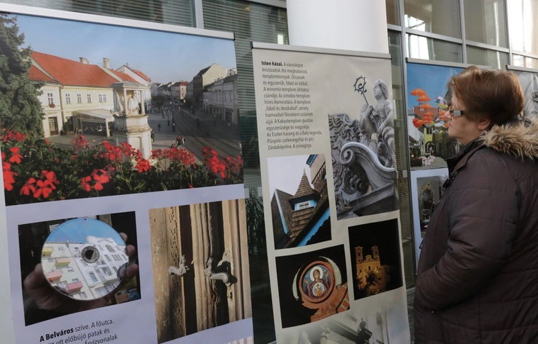 Kupcsik Sarolta fotókiállítása a városházán