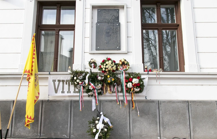 Málenkij robotra emlékeztek a Vár utcában
