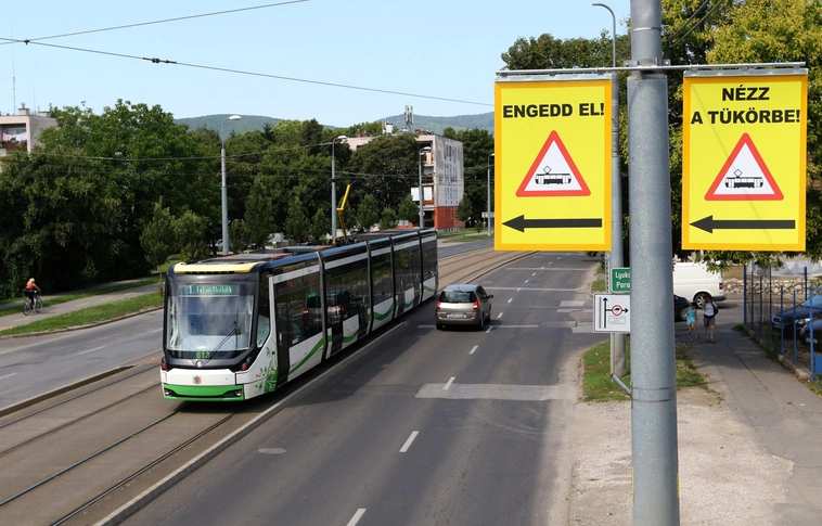 Táblákkal figyelmezteti az autósokat az MVK