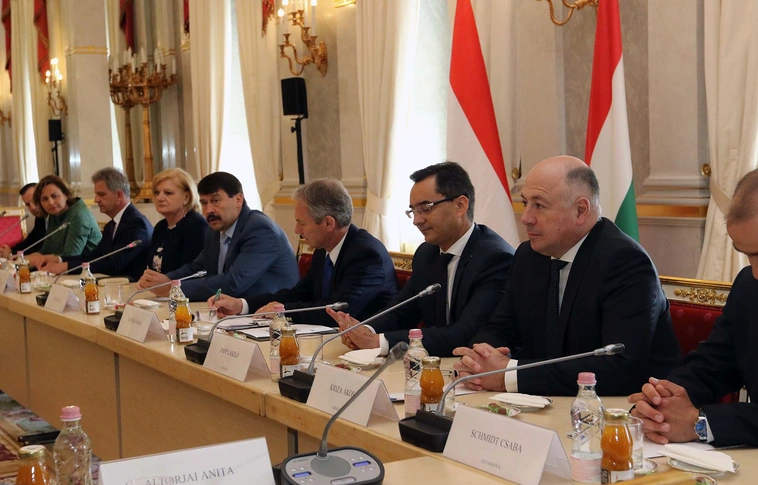 Polgármesterekkel tárgyalt Áder János