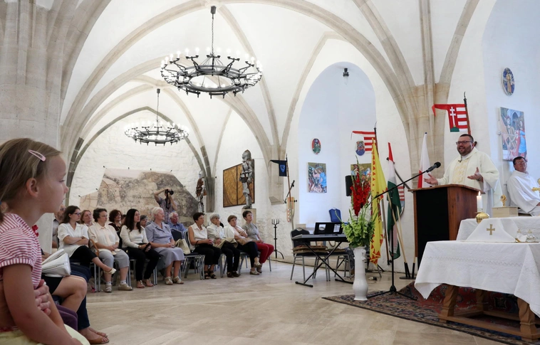 Mise Szent Hedvig tiszteletére a vár lovagtermében