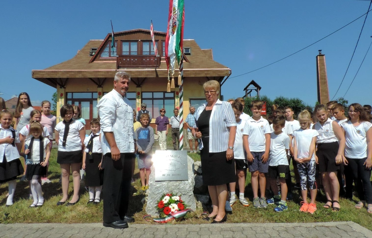 Trianonra emlékeztek a Feszty Árpád úti Országzászlónál