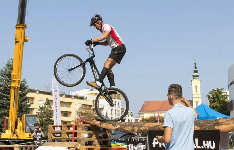 UCI C1 ProTrial Bajnokság a Technika Háza előtt