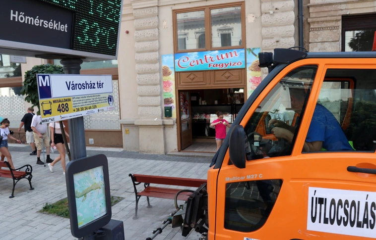 Párakapu, vízosztás és útlocsolás a kánikulában