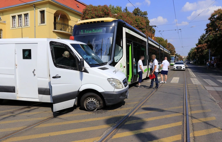 Pénzszállító autóval ütközött a villamos