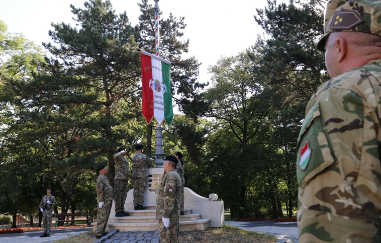 Ünnepélyes zászlófelvonás a népkerti Országzászlónál